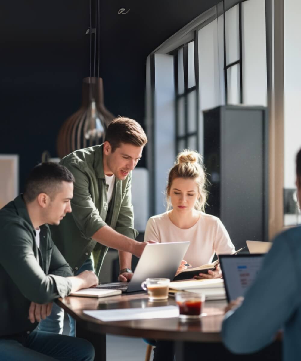 Equipo gestionando la externalización de servicios